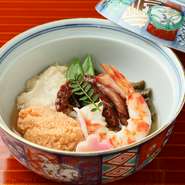 上京の炊き合せは、旬の食材を個々の味を引き立たせる味付けでそれぞれ炊き、仕上げにひと盛りに盛り合わせ提供される逸品。