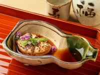 独自の調理法で作られたとらふぐの白子焼きは、外は香ばしく中はしっかりと味のしみたふわふわとろとろの仕上がり。冬場限定の商品になりますが必ず食べていただきたい一品です。