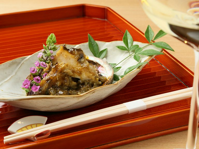 濃厚な旨みと香りが凝縮した『鮑酒蒸し　肝ソース掛け』