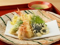 活け物の車海老や穴子、雲丹の磯辺揚げをはじめ、春はたらの芽や蕗の薹といった山菜に稚鮎、夏は鱧、秋は松茸、冬は河豚、季節毎の旬の食材にこだわり、妙香園の抹茶を使った自家製抹茶塩で召し上がって頂きます。