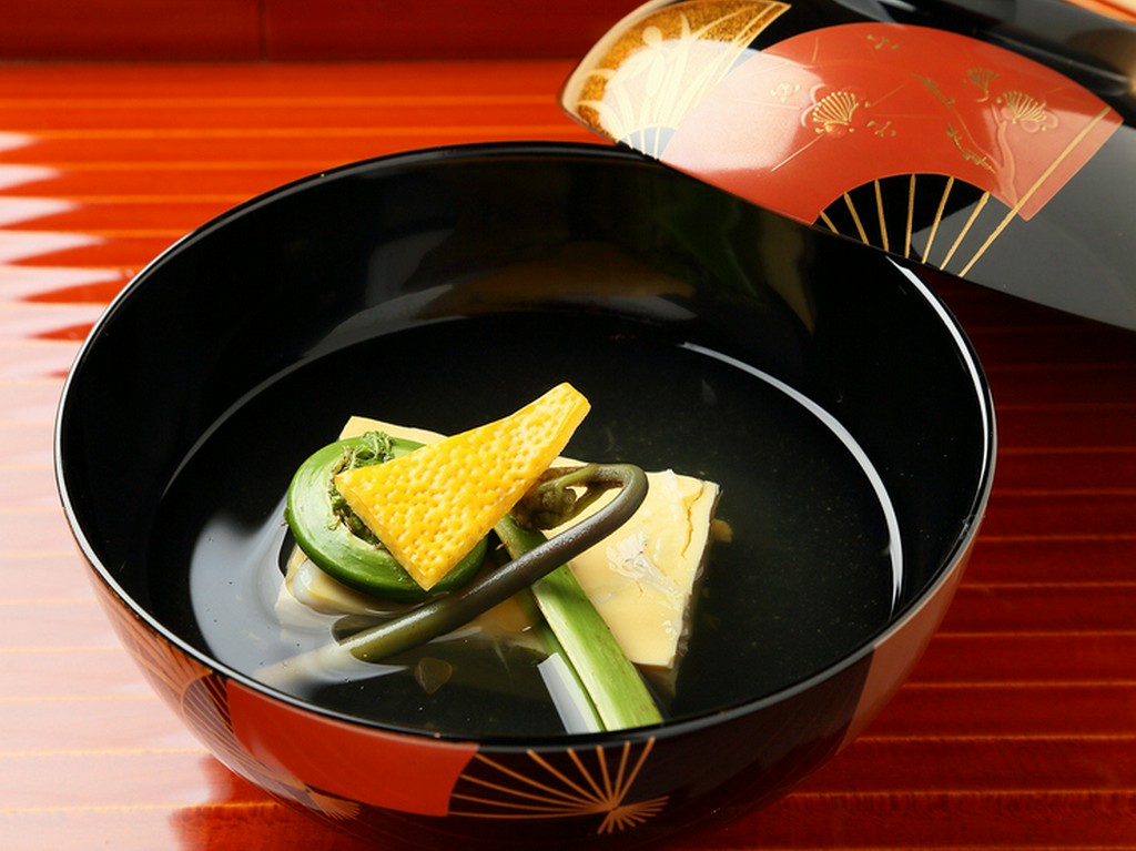 毎日削る本枯節で出汁を引いた、茶懐石料理の主役『煮物椀』