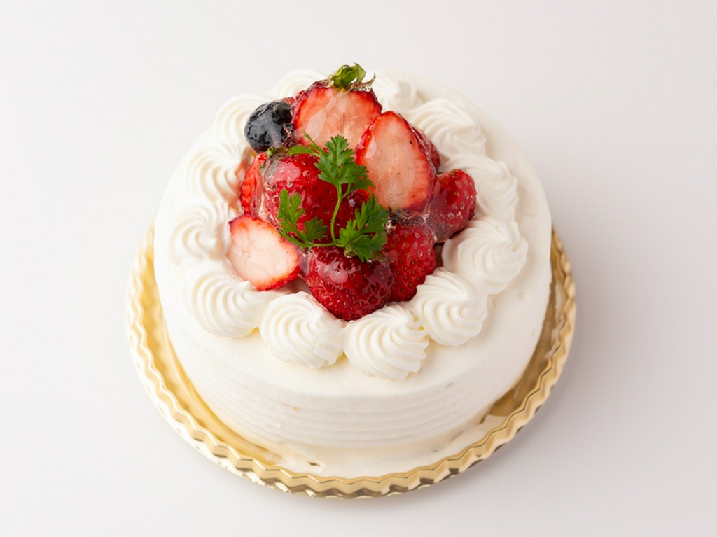 店自慢のクリームで美しく仕上がった『生クリームデコレーション』（12cm）