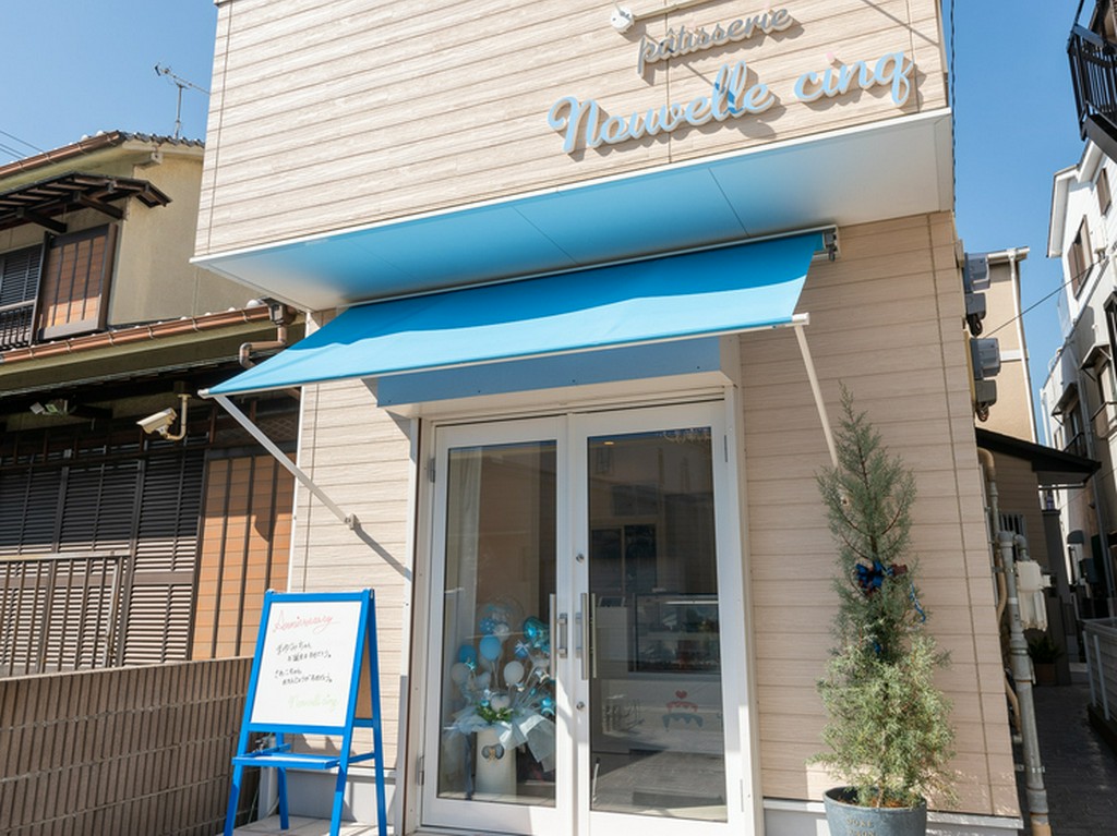 白とブルーを基調にしたオシャレなケーキ店