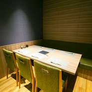 ゆっくり食事をしたい時にオススメのプライベート空間。6名まで収容可能で、少人数での接待や宴会、女子会、子ども連れでの食事など、幅広く利用できます。室料が不要なのも、気軽に利用できるポイントです。
