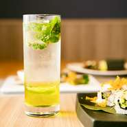 提供されているカクテルはどれも本格派。ミントの風味を引き出した『モヒート』は老若男女問わず人気だそうです。そのほか、バーで働いていた経験を持つ店長が、要望に合わせたカクテルをつくってくれるのも魅力的。