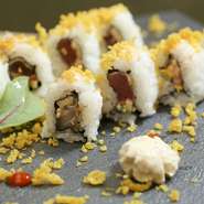 自由な発想で独自の進化を遂げた海外のsushiに、日本料理の繊細さをかけ合わせた創作寿司。日本では珍しいピリ辛ソースやカレー風味の揚げ玉、トリュフオイルなどを使い、個性豊かな味を楽しませてくれます。