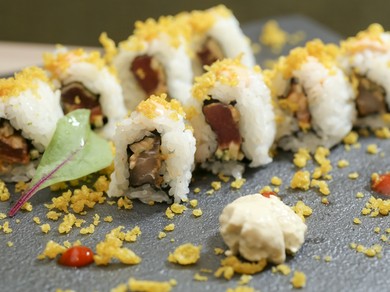 海外で進化を遂げた“sushi”を日本風にアレンジ！　『スパイシー鮪巻き・鯛炙り巻き』