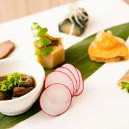 料理に使用されるのは、長い付き合いの中で信頼関係を育んだ業者から仕入れる、その時々の旬の素材。四季折々の食材を使って本格和食から、独創性の高い創作料理まで、多彩な料理で楽しませてくれます。