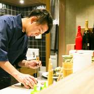 「カウンター席に座られた時は、なるべく声かけするようにしています」と語る巴山氏。カジュアルに割烹料理を楽しんでもらいたいという思いから、会話をきっかけにリラックスできる雰囲気づくりをしているそうです。