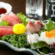お店で仕入れるのは、旬を大切にした季節の食材。料理人のイチオシ『お刺身盛り合わせ』など、時期ごとに変わる季節の魚を贅沢に満喫できます。