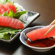 大阪の市場で長く卸売として活躍していた野間氏。長年の経験で培われた確かな目利きで、上質な旬の魚だけを仕入れていると話します。素材本来の良さを活かした、多彩な海鮮料理に舌鼓を打ってみませんか。