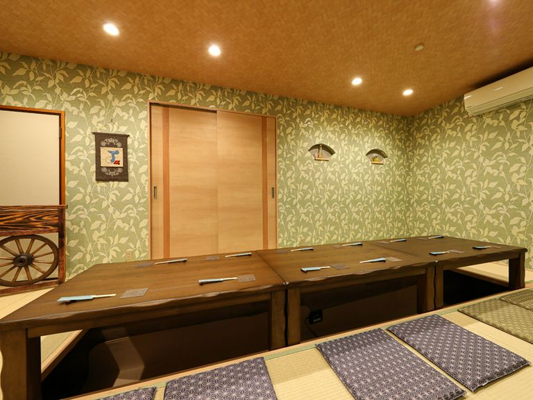 多彩なコースの用意あり。掘りごたつの座敷席は各種宴会に大活躍
