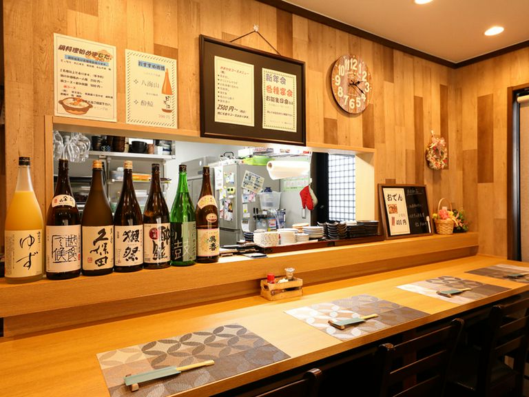 気軽な1人ご飯にうってつけ。料理人夫妻が温かく出迎える