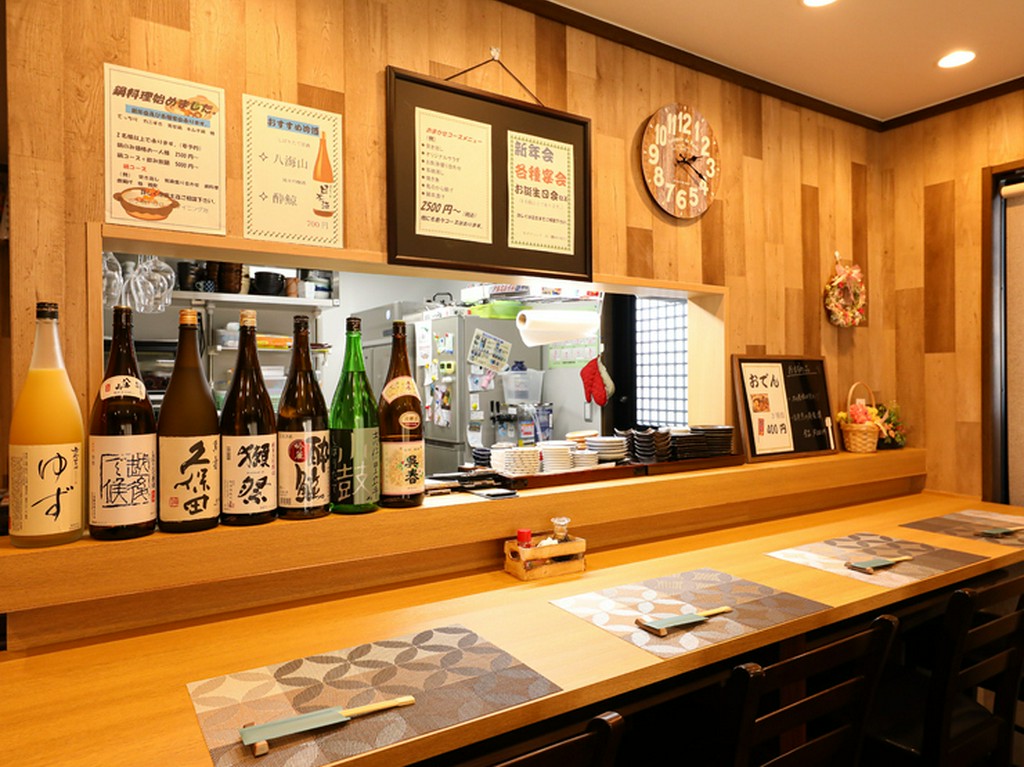 気軽な1人ご飯にうってつけ。料理人夫妻が温かく出迎える