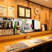キッチンに面したカウンター席は、気軽な1人ご飯にもうってつけ。「民家のような外見なので入りづらいかもしれませんが、気さくに足を運んで頂ければ」と料理人。料理人夫妻が温かく出迎えてくれます。