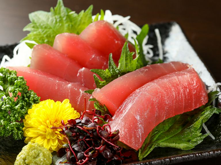 きらきらと輝く赤身肉。素材の良さが自慢の『お刺身 マグロ』