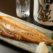 大きな『特大縞ほっけ焼き』は焼き立てのままに提供。ほくほくの白身に舌鼓を打ってみませんか。仲卸・卸売として市場で活躍していた料理人なればこそ、間違いのないおいしい「ほっけ」を堪能できます。