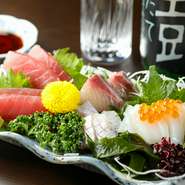 大阪の市場で長く卸売として活躍していた料理人。長年の経験で培われた魚を見る確かな目で、質の良い鮮魚のみを仕入れ。旬ごとに変わる季節の魚を、贅沢に満喫できます。