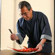一人ひとりのゲストを丁寧にもてなすことをモットーに、お店に立っているという野間氏。両親宅をリフォームしたという店内は、温かみのある落ち着いた空間。自分の家のようにくつろいでほしいと話します。