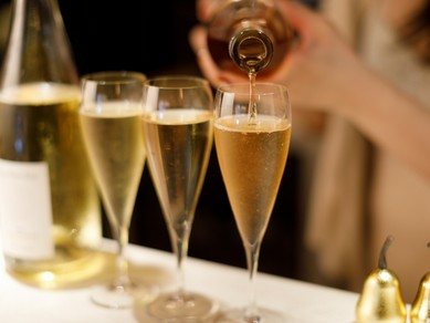 メゾン巡りを元に選りすぐった140種ものシャンパーニュが集う