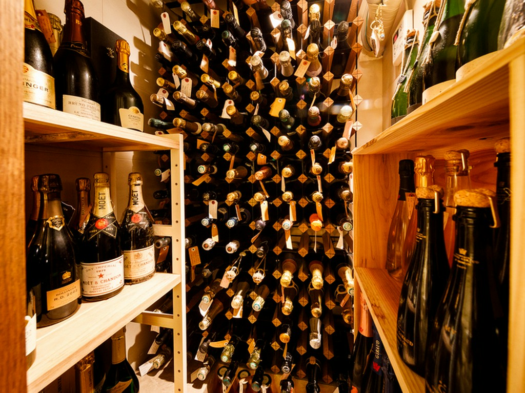 夕方のアペロ、ディナー後のシャンパーニュタイムに格好の隠れ家