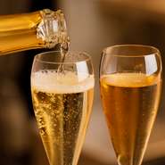 常連になる程気に入って頂いた方には、誕生月にMyグラスを作り、店にグラスをキープするなどの特典を用意。友人の家でくつろぐような空気感も魅力。シャンパーニュを楽しみながら、のんびり過ごせます。