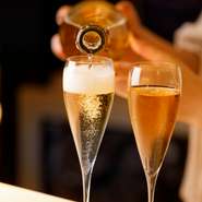 内装に加え、グラスにもこだわり。多彩なシャンパーニュを落ち着いて楽しめるように、名クリスタルの老舗・木村硝子店の低めのうすはりグラスを使用。繊細で美しい泡と色、香りと味わいを堪能できます。