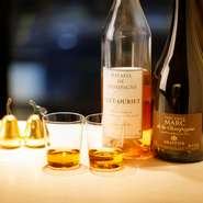 貴重な甘口ワイン・ラタフィアシャンパーニュや、シャンパーニュに使われたブドウの搾りかすを蒸留してつくるシャンパーニュ産マールなど、華やかで希少なお酒も取り揃え。最後の一杯などにおすすめです。