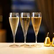 シャンパーニュに使われるシャルドネ、ピノノワール、ピノムニエの各々の個性が輝くグラスワインを日替わりで2～3種用意しており、3品種をブレンドしたものとは異なる味を比較できます。1杯での注文も可能です。