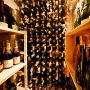 長年、フランス・シャンパーニュ地方のメゾンを巡り、現地で実際に味わい、醸造のストーリーや生産者のこだわりに触れた銘柄をセレクト。マルヌとランスを中心として、シャンパーニュの魅力銘柄が一堂に集います。