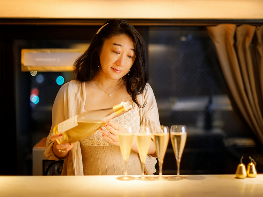 多彩なシャンパーニュを揃え、友人宅で憩うような時間をお届け