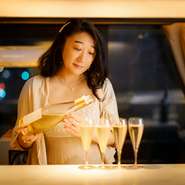 2018年1月の【champagne J.】創業時に飲食業界に転身。飲食業に長年携わっている人のような接客とは異なる心地よさ、友人の家を訪れるような親しみやすさは自然体で気軽に楽しむ事ができます。