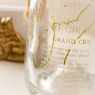 ヴァレー・ド・ラ・マルヌを中心にシャンパーニュ地方のメゾンを巡り、生産者と交流するなかで出会った多彩な銘柄を取り揃え。レアな銘柄も多く、日替わりのグラスも用意。のんびり憩える空気感も好評です。