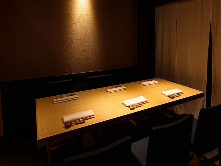 大事なビジネスシーンも安心。シックな内装の美食空間