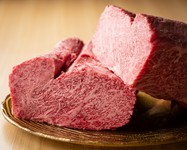 「Teppanyaki Course」「Awaji Island Burger」に始まり、島の海を表現する前菜や大地を味わうサラダ極上のお肉など島の旬を1つの物語のように表現しております。季節により変化する自慢のをぜひ料理お試しください