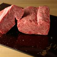 店で使われている牛肉は「淡路ビーフ」です。兵庫県産黒毛和牛の但馬牛で、品質規格を満たしたものだけが厳選され、「淡路ビーフ」として流通しています。選び抜かれた肉質をぜひ賞味あれ。
