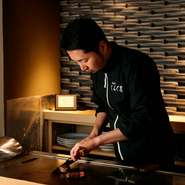 料理人もフロアスタッフも常に「おもてなし」の心を忘れずに、来店された方に接しています。気配り心配りを大切に、記憶に残る食のひとときを過ごせるように対応している店です。