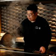 料理人もフロアスタッフも常に「おもてなし」の心を忘れずに、来店された方に接しています。気配り心配りを大切に、記憶に残る食のひとときを過ごせるように対応している店です。