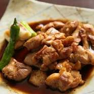 甘辛いタレがクセになる『そば屋の焼き鳥』。鳥取県産の「大山どり」を使っていて、適度な弾力、旨味を堪能できます。噛めば噛むほど肉汁があふれ出し、あっという間に食べ切ってしまいそうです。