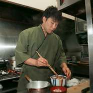食材ごとに、最適な調理法で提供。素材そのもののおいしさを引き出すため、その時々で状態を見極め、カットする厚さ、天ぷらに使う衣の小麦粉と水分量、油の温度などを変更しています。