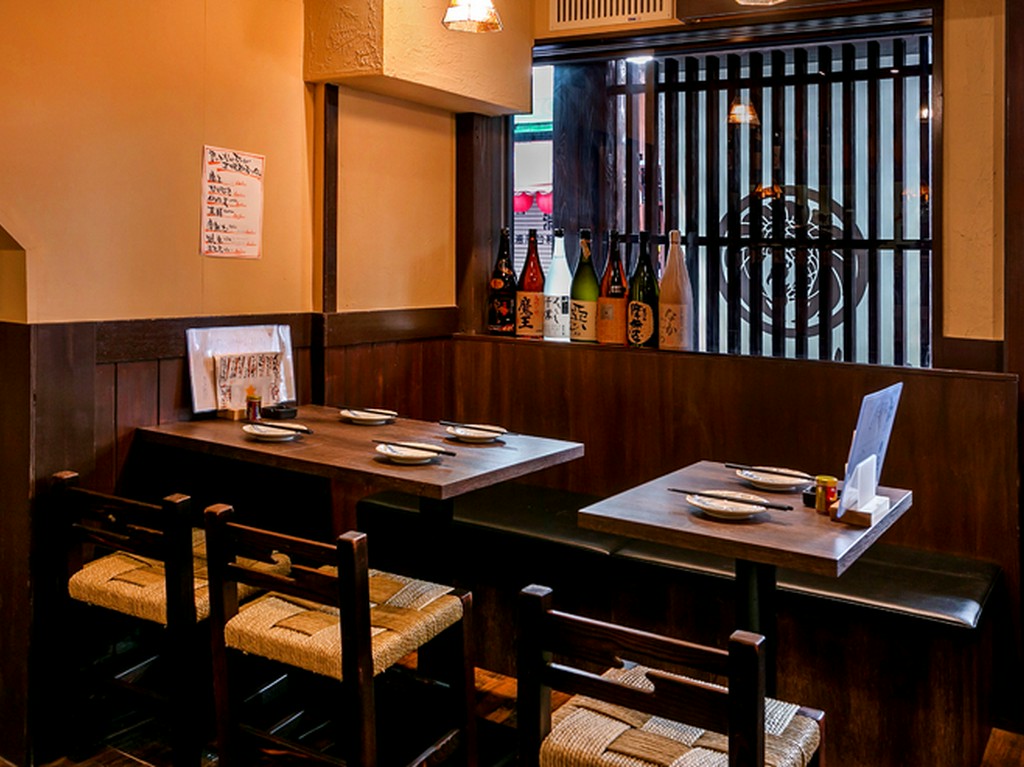 レトロチックな隠れ家的空間で、仲間と気兼ねなく料理を楽しむ