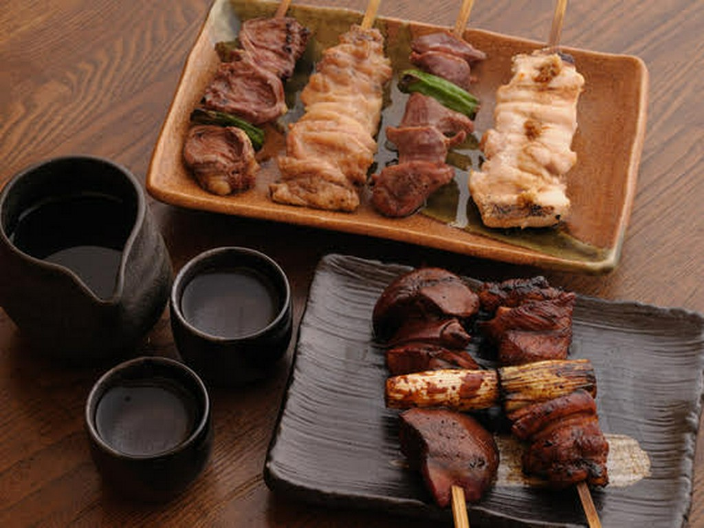 2店の人気メニューを両取り！コラボ店ならではの人気メニュー『炭火串焼き』