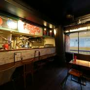 広々としたワンフロアの、明るくにぎやかなお店です。オシャレでありながら海外らしさを意識し、あえてハズしたところもあり可愛らしい雰囲気。手づくり感にあふれる装飾がお店の表情にスパイスを加えています。