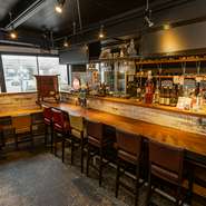 広々としたワンフロアの、明るくにぎやかな店内。オシャレでありながら海外らしさを意識し、あえてハズしたところもあり、可愛らしい雰囲気です。手づくり感にあふれる装飾が、店の表情にスパイスを加えています。