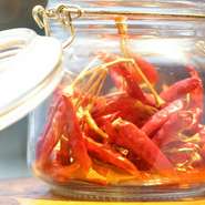 豚、牛、鶏は国産のものを厳選。冷凍すると肉の脂の質が変わってしまうので、新鮮な素材をチルド状態で使うようにしています。野菜もしっかり味わってもらいたいと、こちらも可能な限り国産品を揃えています。

