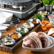 豚・牛・鶏は国産のものを厳選。冷凍すると肉の脂の質が変わってしまうので、新鮮な素材をチルド状態で使用しています。また、野菜も可能な限り国産品で、鮮度にこだわって仕入れています。

