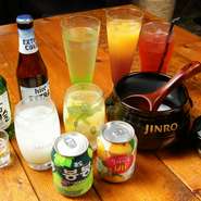 マッコリ・ジンロ・チャミスルといった韓国のお酒が豊富にラインナップされています。また、焼酎・ハイボール・女性に人気のカクテルやサワーも充実。焼酎のボトルキープも可能で、幅広いニーズに対応しています。

