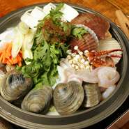 プリプリの貝がいっぱいの海鮮鍋、水だこを丸ごと1匹使ったタコ鍋、ゴロゴロじゃがいもと豚肉のカムジャタン、ソーセージや野菜を一緒に煮込んだプデチゲなど、冬においしい韓国鍋料理を豊富に取り揃えています。