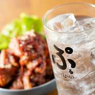 厚切りサムギョプサルや牛ホルモン鍋を楽しめる【韓国酒場　プル食堂】。香り豊かな韓国料理と程よい“ダサかわ”空間は、肩肘張らずに過ごすデートにぴったりです。