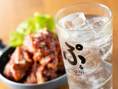 程よい“ダサかわ”空間で、韓国料理を楽しむデート